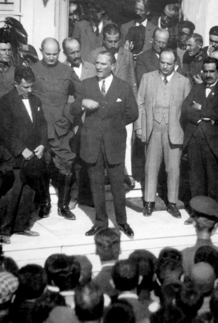 -Dur!... diye gürledi. - Atatürk bu kesin ihtar karşısında durarak: - -Sen beni tanımıyor musun? Ben kimim? - -Mustafa Kemal'sin komutanım.