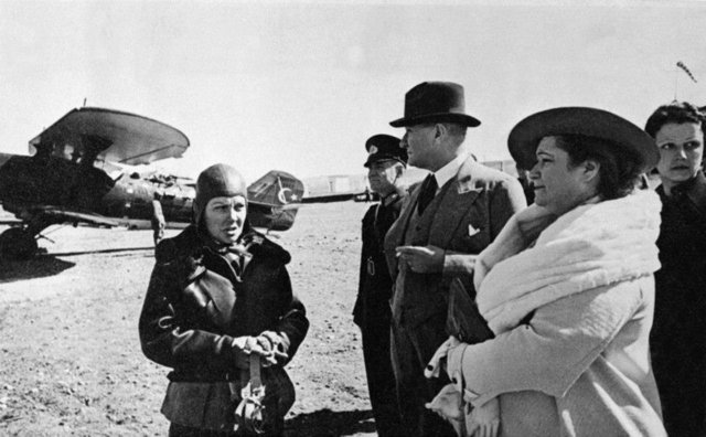 -Peki sen benim Mustafa Kemal olduğumu biliyorsun da hala neden yasak, diyorsun?... - Mehmetçik bir an durakladı. Herhalde teftişten haberi vardı. Fakat onun bildiği Atatürk, yanında kalabalıkla gelirdi. Böyle yapayalnız gelmezdi.  Bir an daha düşündükten sonra kafasını salladı ve safiyetle yanıt verdi: