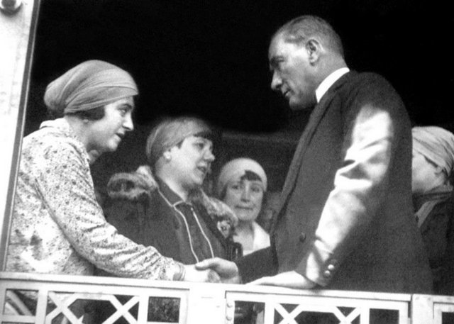 Atatürk biraz sinirlenerek sormuş: - -Onlar bu binaları yaparken ya siz nerede idiniz? Toplananların arkalarında bir köylünün sesi duyulur: - -Biz mi nerede idik? Biz Yemen'de, Tuna Boyları'nda, Balkanlar'da, Arnavutluk Dağlarında, Kafkaslar'da, Çanakkale'de, Sakarya'da savaşıyorduk paşam...