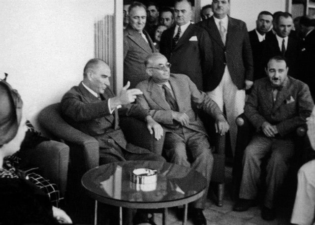 KAHRAMAN TÜRK KADINI -  - 17Mart 1923 Tarsus: -  - Mustafa Kemal İstasyon'dan şehre doğru, bir süre yaya olarak yürüdü. O'nu görmek için sabahtan itibaren yolları dolduran Tarsusluların arasından neşe ile selamlar vererek, ilerledi. O sırada ansızın bir olayla karşılaştı.