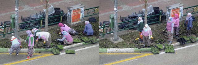 YOL KENARINDAKİ REFÜJE ÇİÇEK EKEN KADINLAR...(GÖRÜNTÜ 1: SAAT 09:04) (GÖRÜNTÜ 2: SAAT 09:05)