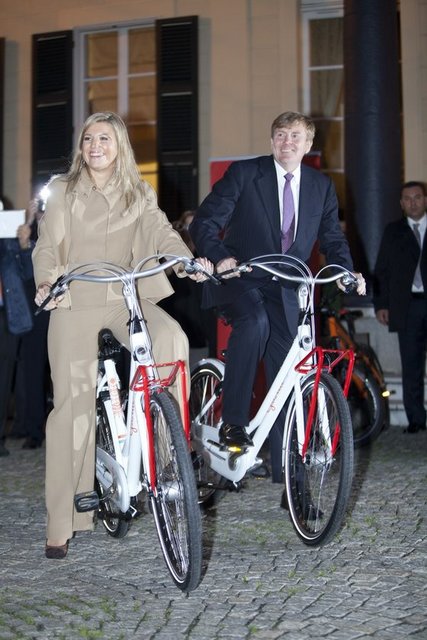 HOLLANDA KRALİYET VELİAHT PRENSİ WILLEM ALEXANDER VE EŞİ PRENSES MAXIMA, BEYOĞLU'NDA BİSİKLETE BİNDİLER