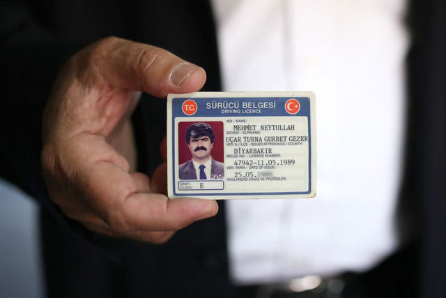 Diyarbakırlı Mehmet Neytullah Uçarturnagurbetgezer, soyadını "Uçarturnagurbetgezerdiyardiyarellerde" diye değiştirerek, Guinness Rekorlar Kitabı'na başvurmaya hazırlanıyor.