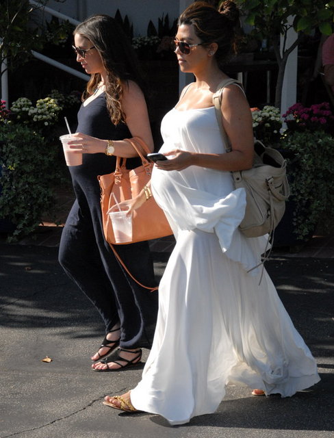 C Vitamini: Hamilelikte mutlaka almamız gereken vitaminlerin başında C vitamini geliyor. Meyve ve sebzelerde bol bulunan vitamin hem damar sağlığınızı koruyor, hem de varis gibi cilt hastalıklarından sizi uzak tutuyor.