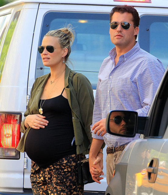 Paraben: Hamilelikte kadınların bazı kozmetik ürünlerinden kaçınması gerekiyor. Bunların başında ise paraben içeren ürünler geliyor:Güneş kremi, makyaj malzemeleri, saç bakım ürünleri gibi. Bunun nedeni, parabenin koruyucu madde olarak kullanılması. Hormon sistemine zarar verebildiği gibi bazı kanser türlerine de etki ettiği biliniyor. Siz siz olun, bu özel döneminizde kozmetik ürünleri alırken içerisindeki maddeleri mutlaka araştırın.