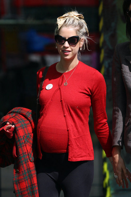 Oksibenzon:Bu dönemde oksibenzon içeren ürünlerden de uzak durmanız gerekiyor. Çünkü bileşiminde bulunan zararlı maddeler hormonal bozuklukluklara ya da gelişimsel sorunlara yol açabiliyor. Güneş kremi kullanacaksak, mutlaka içeriğini bilmemiz gerekir.