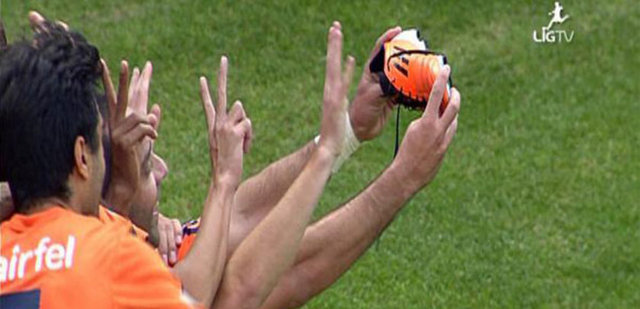 Antalyaspor'dan sezon başında İstanbul Başakşehir'e transfer olan tecrübeli golcü, takımının Akhisar Belediyespor karşısında ikinci golünü kaydettikten sonra ilginç bir gol sevinci yaşadı.