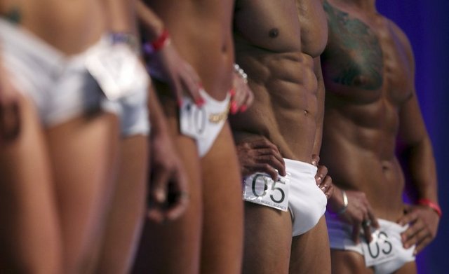 Ağırlığı baş üstüne kaldırdığınızda emin olmanız için sizi takip eden birini bulundurmak önemlidir.Ayrıca yardımcı birisi size motivasyonda sağlar.