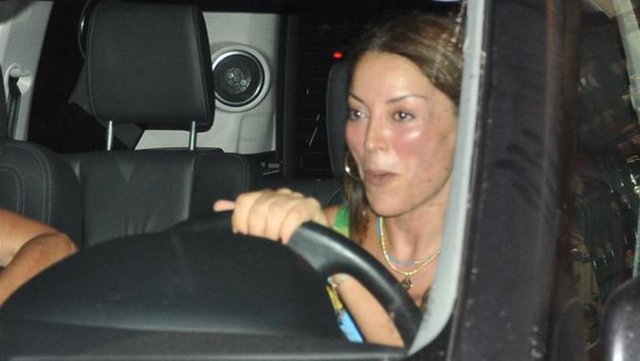 Mekân çıkışı otomobilini beklerken arkadaşlarıyla sohbet eden şarkıcının yüzündeki dolgulardan dolayı gülmekte zorlandığı görülmüştü.