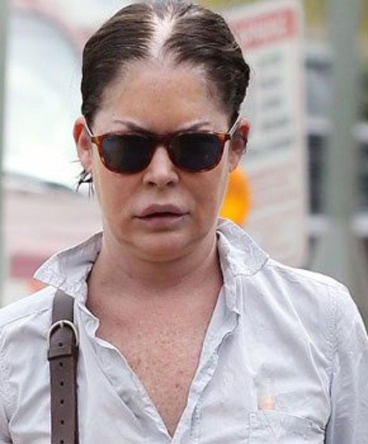 Dudaklarının abartılı silikon enjektesi yüzünden nasıl değiştiğini de gözlerden saklayamadı. Ünlü oyuncunun saçlarını kendi haline bıraktığı ve dipten gelen beyazları boyatmadığı da görüldü.