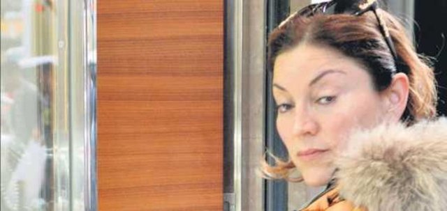 2012'de boşandığı Haluk Bilginer'den Nazlı adında bir kızı bulunan şarkıcıyı görenler tanımakta zorlandı. Yüzünü gerdiren ve göz kapakları kapanmayacak hale gelen Yengi'nin yeni halini görenler o zaman da gözlerine inanamıştı.