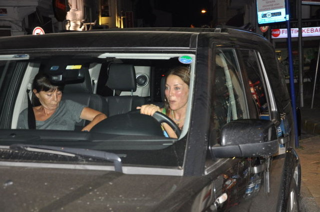 Aşkın Nur Yengi, geçtiğimiz günlerde arkadaşlarıyla Arnavutköy'deki bir mekandaydı.