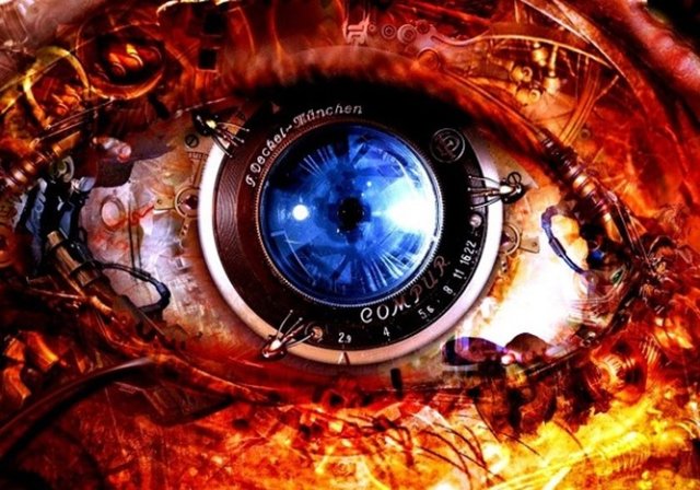 İnsan gözü günümüzdeki kameralar gibi çalışır ama çok daha karışık bir sistemle. Gözlerimiz ışığa ve karanlığa kendini otomatik olarak ayarlar ve gözbebeklerimiz yakına baktığımızda %45'e kadar büyür ve küçülür. Otomatik olarak odaklanır.