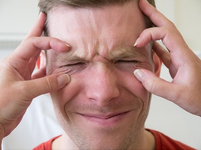 Her bir göz kırpma neredeyse 100 milisaniye sürdüğü için normal bir insan günün yaklaşık olarak 25 dakikasını göz kırparak geçirir.