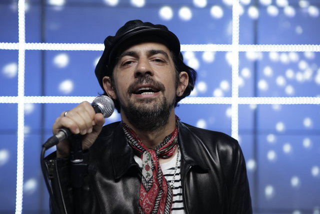 Okan Bayülgen - Mimar Sinan Üniversitesi Devlet Konservatuarı'nı bitirdikten sonra aynı üniversitenin Sosyal Bilimler Fakültesi'nde master yaptı