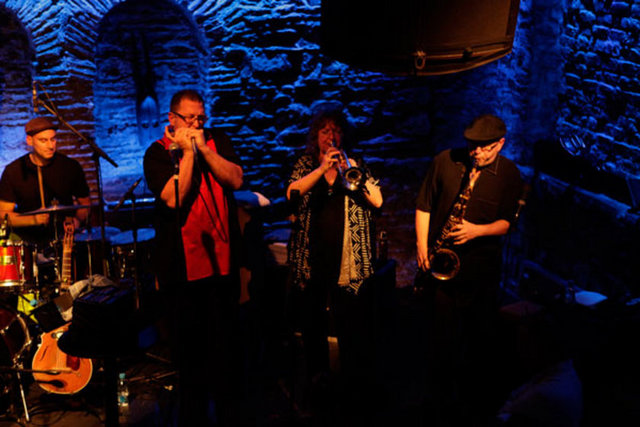 16 Kasım Cuma, Alaçatı Bu'ra Lokal'de; Alaçatı Jazz Rüzgarı kapsamında, Muvaffak 'Maffy' Falay Quartet, 17 Kasım Cumartesi ise Allstar Jazz band feat. Sibel Köse. Tel: (537 780 00 60)