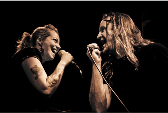 16 Kasım Cuma, Clinic Live Music Club'da; saat 22.00'de, Maiden United. 2006'da, Hollanda Iron Maiden fan kulübü, JoeyBruers'dan kendileri için sıradan bir 'cover' grup performansı dışında bir şov hazırlamasını ister. JoeyBruers, daha önce çeşitli projelerde çalıştığı sanatçılar ile birlikte Iron Maiden şarkılarını akustik olarak düzenler ve inanılmaz tepkiler alır. Bu fikir daha sonra proje haline gelir ve Maiden United adını alır. Giriş: 34 TL. Tel: (212 244 04 46)