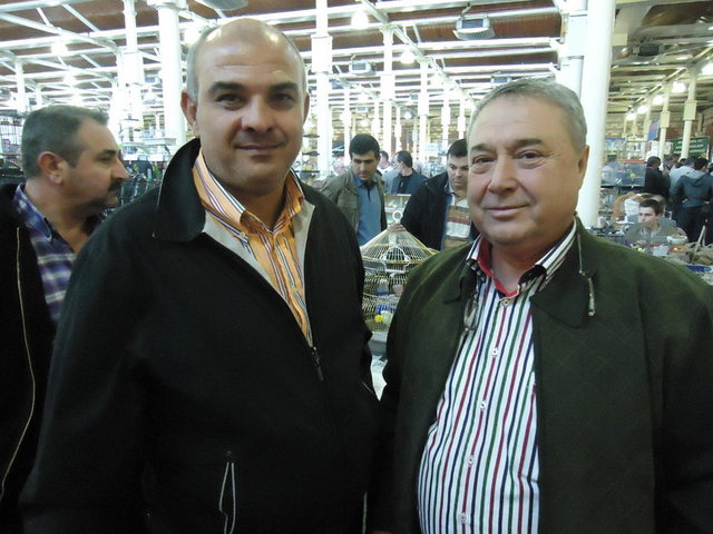 Parizyen cinsi kanaryası ile dünya şampiyonasına katılıp Bursa'ya birincilikle dönen Osman Şekerci, kafes ustası Şener Bakioğlu ile...
