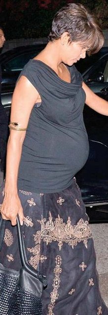 İkinci bebeğine yedi aylık hamile olan ABD'li oyuncu Halle Berry 13 Temmuz'da evlendiği Fransız oyuncu Olivier Martinez'le yemeğe çıktı.