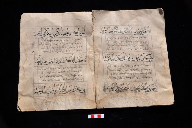 6 ASIRLIK KURAN-I KERİM!Atatük Üniversitesi Edebiyat Fakültesi Sanat Tarihi Bölümü Başkanı Prof. Dr. Hüseyin Yurttaş ile ekibi, Erzincan'ın Kemah ilçesinde yaptıkları kazıda, kapakları olmayan, bölümler halinde 600 yıllık Kuran-ı Kerimler buldu. -