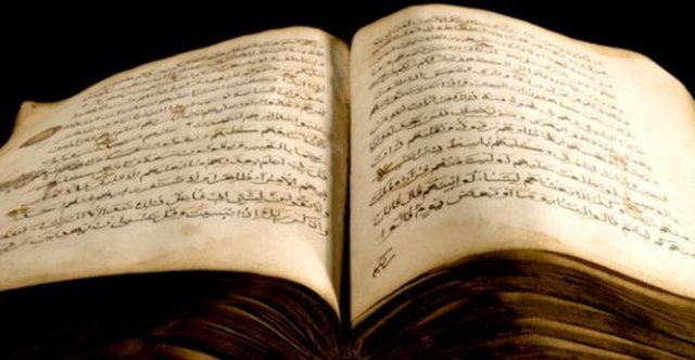 Koyun veya keçi derisinden parşömene yazılmış olan kitabın parçalarını dikkatle incelemesinden sonra, karbon 14 tarihleme yöntemi uygulandı. Büyük heyecan uyandıran, bu yazıların bugüne dek ulaşmış en eski Kur'an-ı Kerim'e ait olabileceği düşünülüyor.