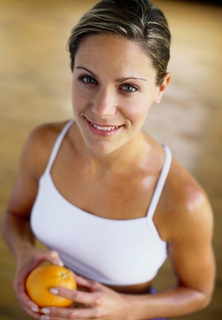 5- Kış aylarında beslenme de önemli bir faktördür. Hareketsiz kalmak, bilgisayar başında geçirilen vakitler, düzensiz beslenme sadece vücudunuza zarar vermekle kalmaz cildinizi de olumsuz etkiler. Yağ ve karbonhidratlı yiyeceklerden uzak durmanız, A., E, C vitaminleri almanız, çinko, demir, bakıra daha fazla yönelmeniz vücut sağlığını korurken, cildinize de faydalı olacaktır. -