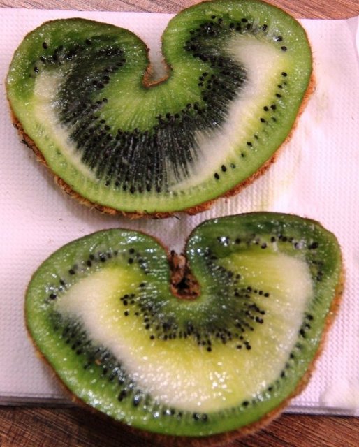 Kivi: Kış meyvesi olup, soğuk algınlığı gibi hastalıklardan korunmaya yardımcı olan çok iyi bir vitamin deposudur