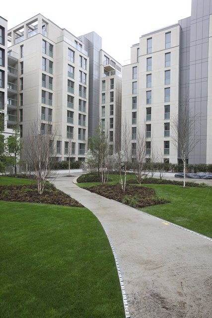 İNGİLTERE - En az 750 bin sterlinlik yatırımın olması gerekiyor. Bu yatırım devlet tahvili ya da İngiliz şirket hisselerine olabilir. Ardından geçerli bir çalışma izni isteniyor. Gayrimenkul alımıyla 5 yıllık oturma izni veriliyor.