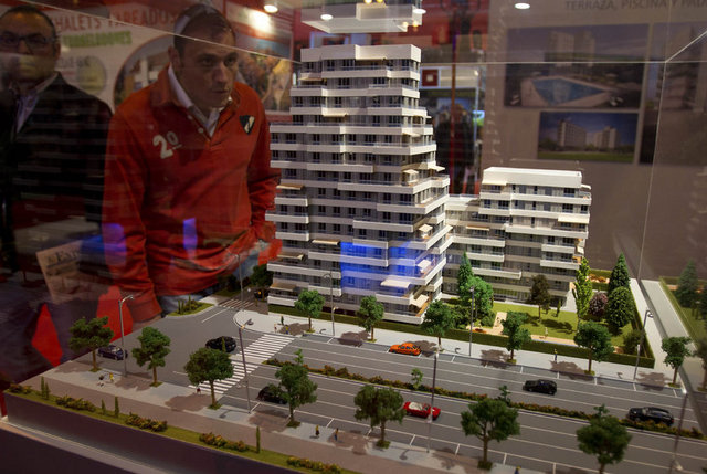 İSPANYA - Mortgage kriziyle birlikte elinde yaklaşık 700 bin adetlik konut stoku kalan İspanya, mevcut stokları eritmek için kolları sıvadı.  Yetkililer en az 160 bin Euro değerinde ev alan AB harici her ülke vatandaşına oturma izni vermeye hazırlanıyor.