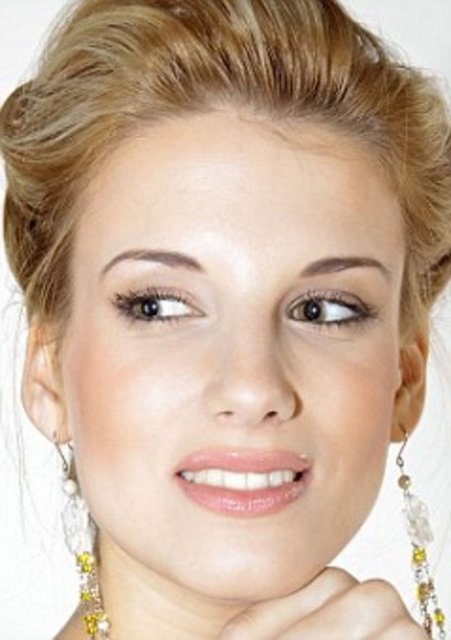 Kadınların %75'i makyaj malzemelerini mağazadan almak istiyor. %35'lik kesin katalogdan seçerek almaktan yanayken internetten almak isteyenlerin oranıysa %21.