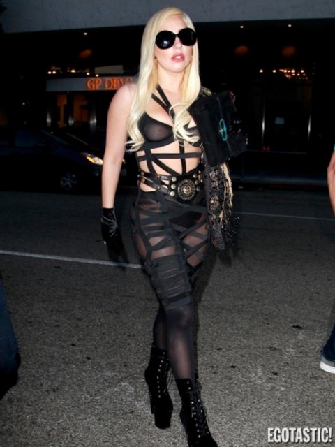 Giydiği ilginç kıyafetler ile hep kendinden söz ettiren Amerikalı şarkıcı Lady Gaga sınırının olmadığını tekrar gösterdi