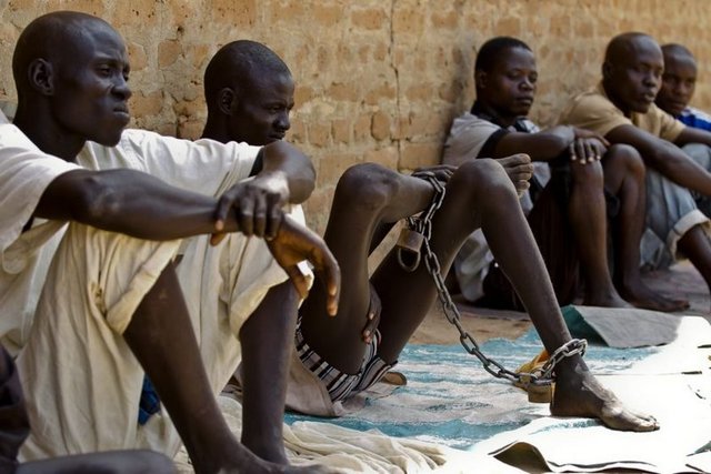 Sudan'da cinayetten tutuklu mahkumlar ayaklarından zincirleniyor