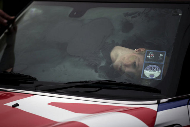 İngiltere'de rekor denemesi yapan 27 kişi bir otomobile böyle sığdı