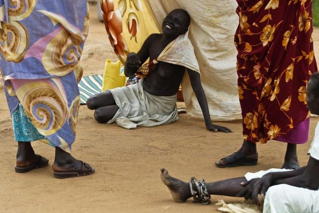 Sudan'da cinayetten tutuklu mahkumlar ayaklarından zincirleniyor