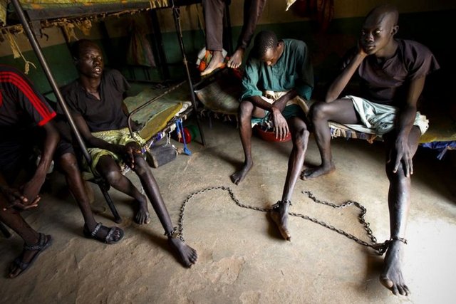 Sudan'da cinayetten tutuklu mahkumlar ayaklarından zincirleniyor