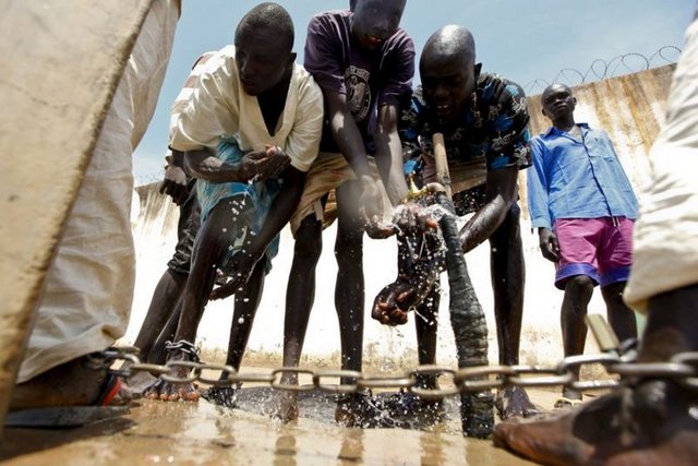 Sudan'da cinayetten tutuklu mahkumlar ayaklarından zincirleniyor