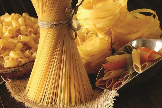 Makarna karbonhidrat açısından oldukça zengindir. Spor yapmadan 1 saat önce ya da spordan 1-2 saat sonra mutlaka karbonhidrat içerikli yiyecekler tüketilmelidir. -