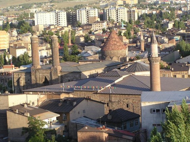 Erzurum: Cağ kebabı, Den çorbası, hıngel, herle aşı, çeç pancarı, çaşır.
