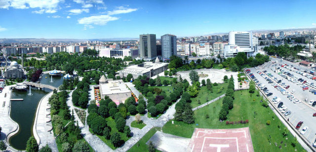 Kayseri: Pastırma, sucuk, mantı, pehli, yağbari, pöç, üzüm fincan ağzı, aside.