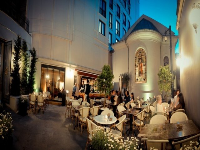 Chapelle / Taksim'in ünlü otellerinden Rixos Pera bünyesinde hizmet sunan Chapelle, bulunduğu noktanın tarihsel değeriyle bile ayrıcalıklı bir restoran. Roma döneminden kalma küçük bir kilisenin bahçesinde misafirlerini ağırlayan mekan, ismini de yabancı dillerde küçük kiliselere verilen ad olan chapelle-şapel-den almakta. Restoran Roma İmparatoru Konstantius Chlorus'un oğlu 1. Konstantin'in annesi Aziz Helena için yaptırdığı Saint Helena's Şapel'inin avlusunda yer alıyor. Hem iç, hem de dış atmosferi ile dikkat çeken Chapelle, avlu bahçesiyle gündüz saat 11.00'den gecenin ilerleyen saatlerine kadar yemek, müzik ve içki hizmeti sunuyor. Tepebaşı / Tel: (212 244 98 30)