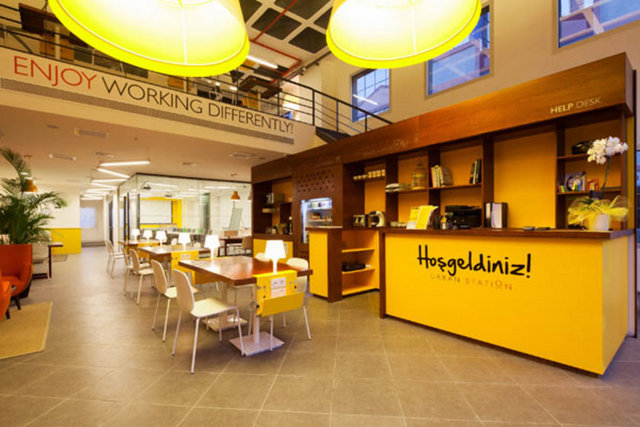 Urban Station / Bir Arjantin konsepti Urban Station. Ofis-kafe zincirleriyle dünyanın farklı yerlerinde hizmet veren Urban Station, ülkemizde bu konseptin öncülerinden biri. Hafta içi her gün 08.00-20.00 saatleri arasında, 350 metrekarelik bir alanda, Maslak'ta Giz Plaza'nın altında, mobil çalışan şehirlilere hizmet veren mekan, tamamen rahat bir kafe ortamında çalışmak isteyenler için tasarlanmış. Maslak / Tel: (212 290 40 50)