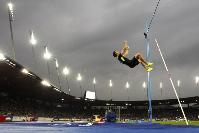 Charles Austin Yüksek atlama 2,39 m atlayarak dünya rekoru kırdı.