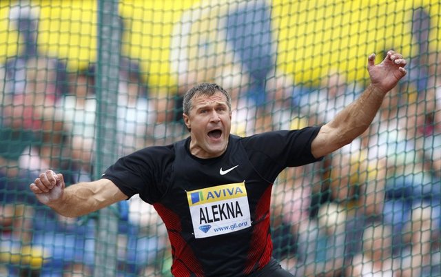 Virgilijus Alekna Disk atmada 69,89 m uzaklığa diski atarak dünya rekoru kırdı.