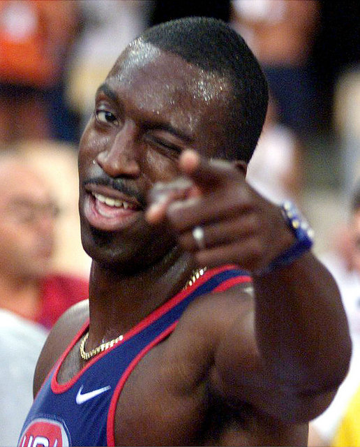 Michael Johnson 400 metre 43,49 saniye ile dünya rekoru kırdı.