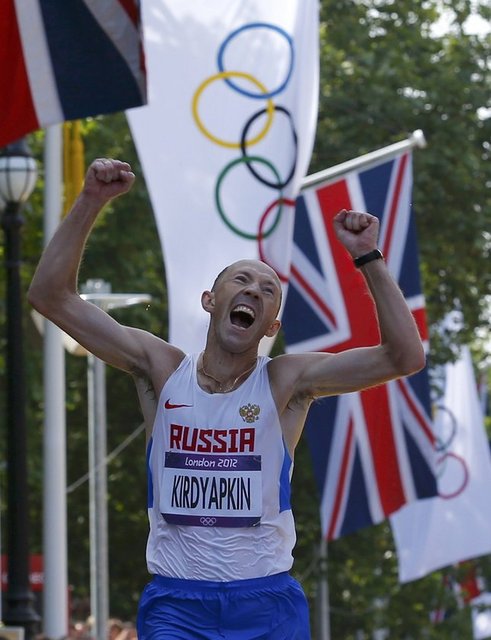 Sergey Kirdyapkin 50 km yürüyüş 3:37:09 saatte koşarak dünya rekoru kırdı.