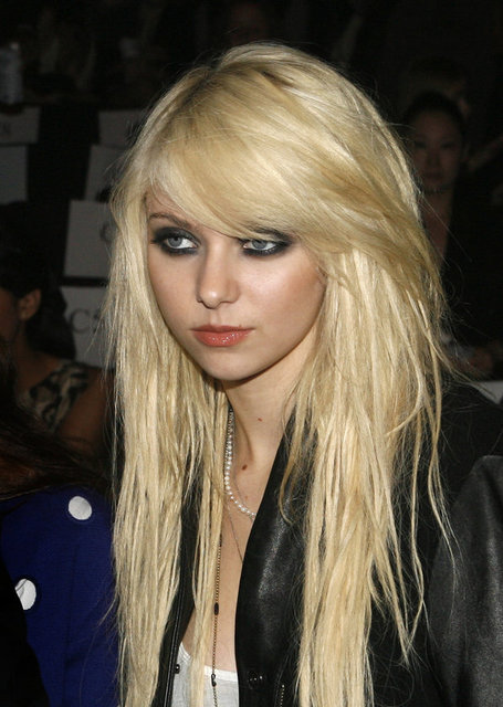 Aynı zamanda Taylor Momsen kendi kurduğu The Pretty Reckless adlı grubun da solistliğini üstlenmektedir.