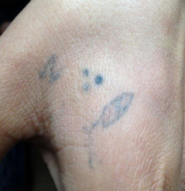 ÜÇ NOKTA - Latin gençleri arasında pek popüler olan üç noktanın çete bağlantısı ya da hapiste geçirilen süreyle bir alakası yok. Elin başparmağıyla işaret parmağı arasına yapılan ve üç tane üçgen şeklindeki noktadan oluşan desen, "mi vida loca" yani "benim çılgın hayatım" anlamına geliyor. Asya'daki bazı çeteler de bu deseni pek beğenmiş. Ama onlar dövme yaptırmak yerine, çete üyelerinin ellerini sigarayla yakarak aynı izi bırakıyorlar.