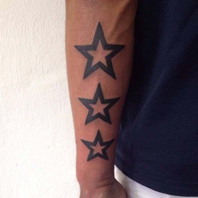 YILDIZ - Bir başka Rus icadı daha. Yıldızın köşeleri, hapiste geçirilen yılları gösteriyor. Olur da hapishane yönetimi, kaç yıldır içeride olduğunuzu unutursa, dövmenizden yardım alabilirsiniz. Yıldız dövmesini dizin üzerine yaptırmak da, hiçbir otoriteye boyun eğmediğiniz ve diz çökmediğiniz anlamına geliyor.