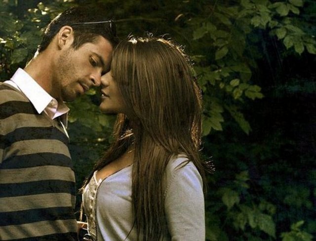 4 - Evlendikten sonra kendini zincirlenmiş gibi hissetmemesi için kız veya erkek arkadaşlarıyla ben olmadan da vakit geçirebileceğini belirtin ve bunu uygulayın. -