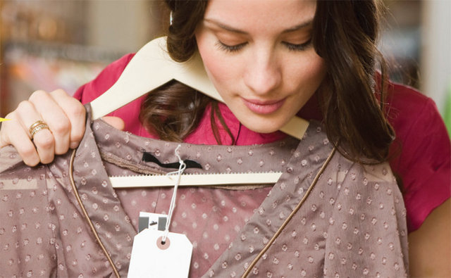 - Hesaplı bir alışveriş illa her şeyin ucuz olması demek değildir. Gündelik hayatınızda sürekli kullanabileceğiniz bir parçaya (örneğin bir mantoya) fazla para harcamaktan çekinmeyin. Ancak gömlek satın almak için indirim günlerini bekleyebilirsiniz.